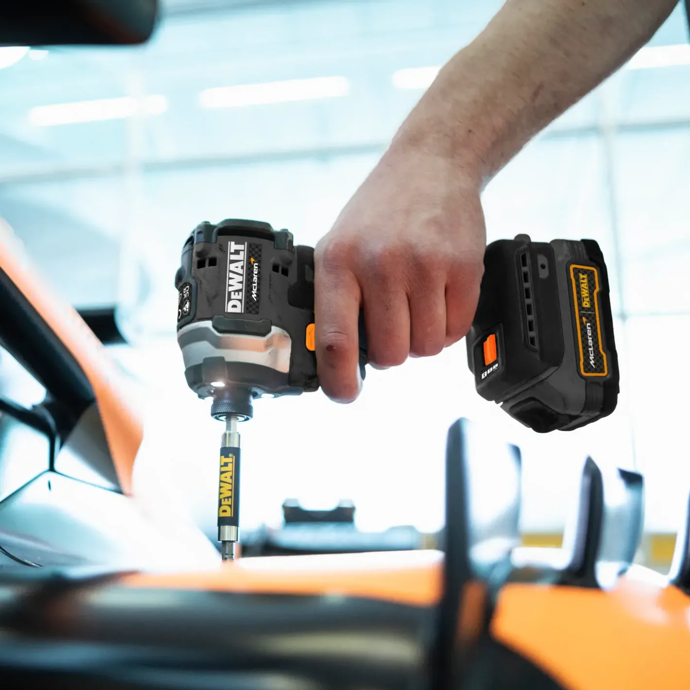 DeWALT DCF85ME2GT-QW 18V XR slagskruetrækker Mclaren edition 2x 1.7 Ah PS-batterier og lader* Slagnøgler