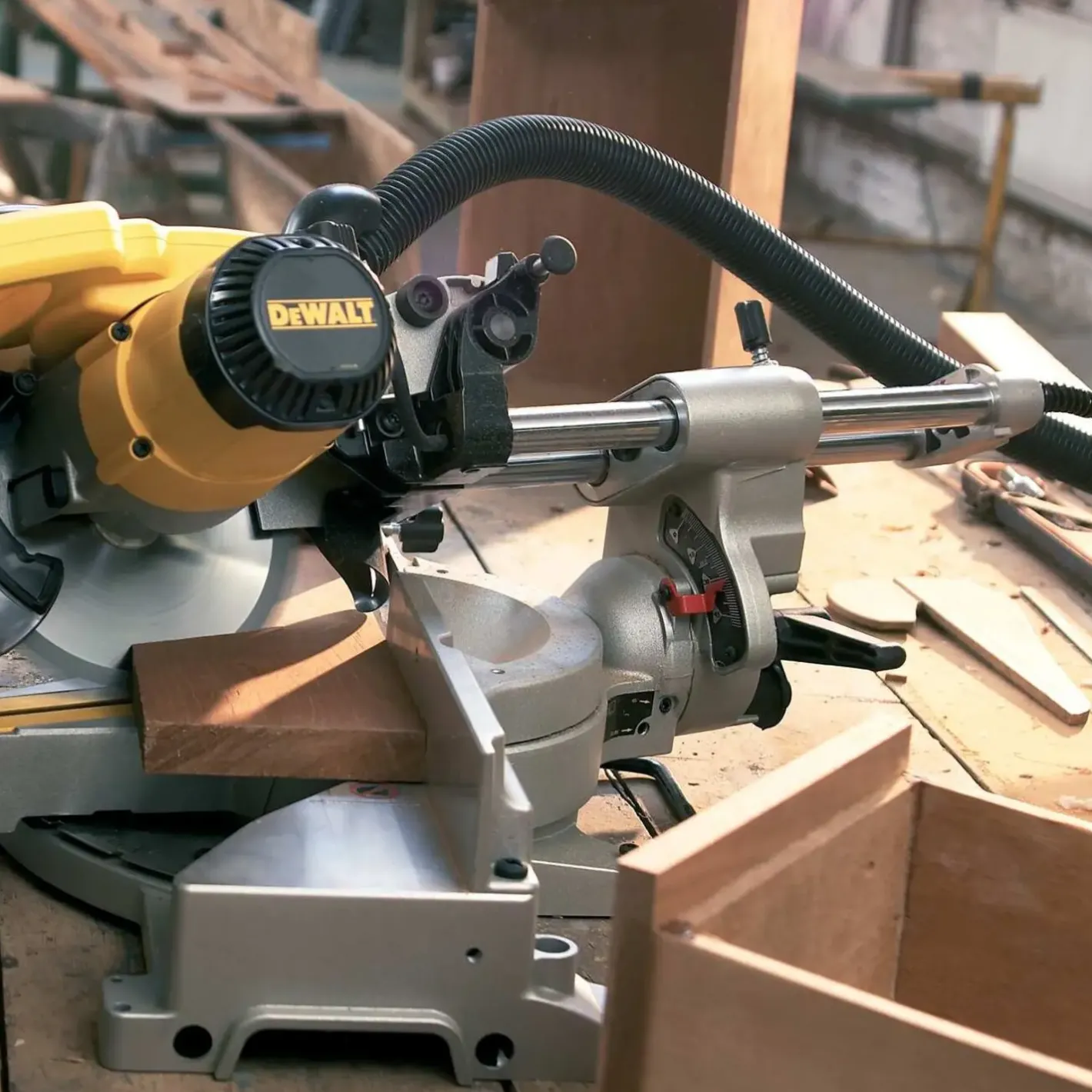 DeWALT DW712N kap-/geringssav 1650 W Ø216 mm m/udtræk* Kap-/Geringssave