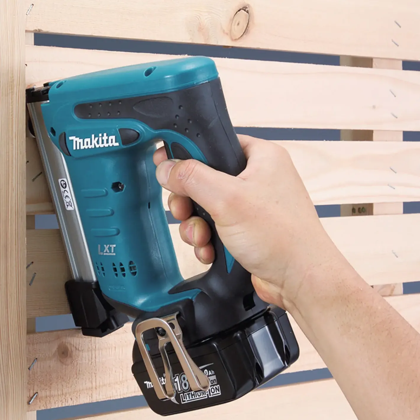 Makita DST221Z hæftemaskine 18V Li-ion solo* Sømpistoler