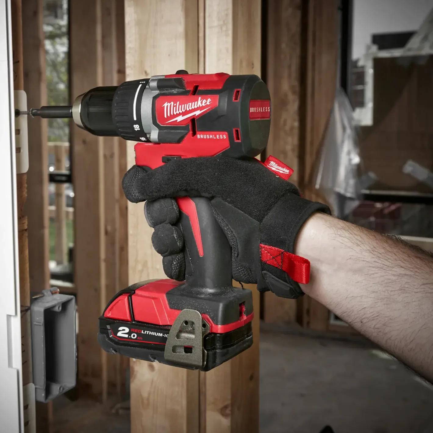 Milwaukee M18 CBLDD-202C 18V bore-/skruemaskine 2x2.0 Ah inkl. kuffert* Bore- Og Skruemaskiner