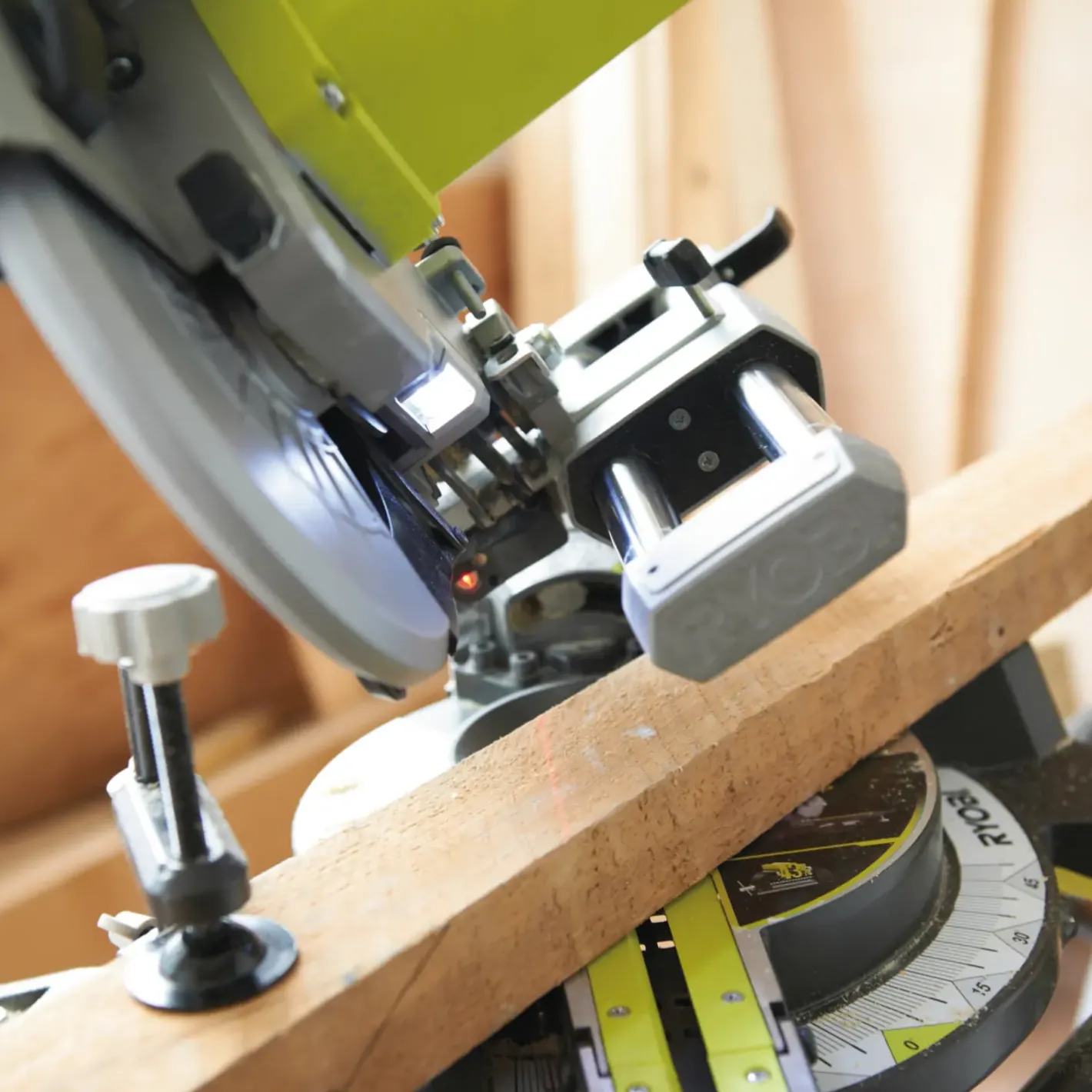 Ryobi EMS216L kap-/geringssav 1500W* Kap-/Geringssave