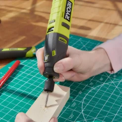 Ryobi RRT4-120GA15 4V USB multiværktøj, med 15 tilbehørsdele* Multicuttere